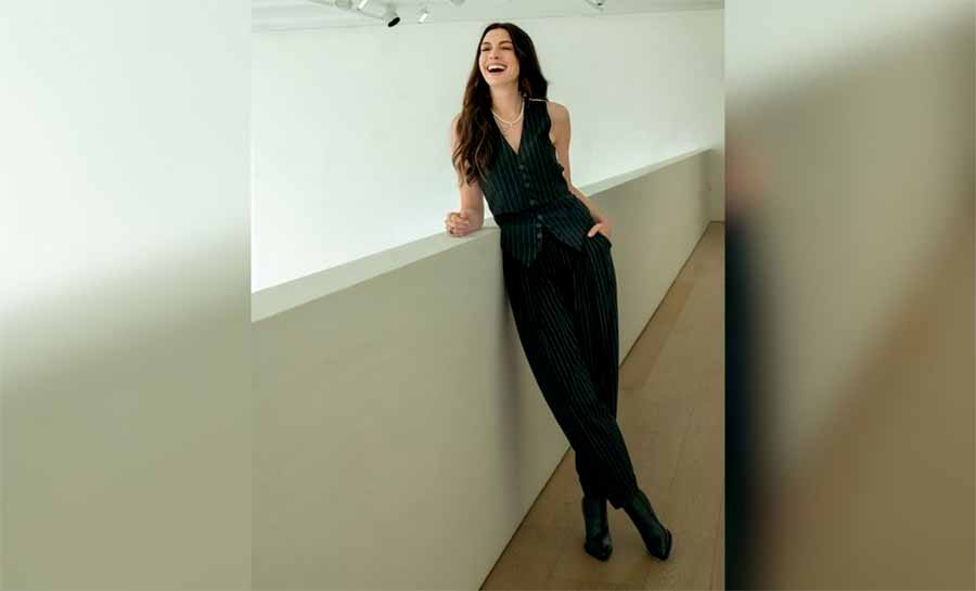 Anne Hathaway divulga primeira foto como Andy Sachs