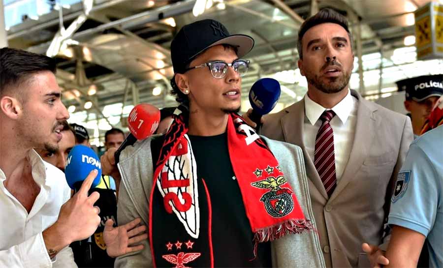 Ex-Palmeiras, Richard Ríos gera tumulto em chegada a Portugal