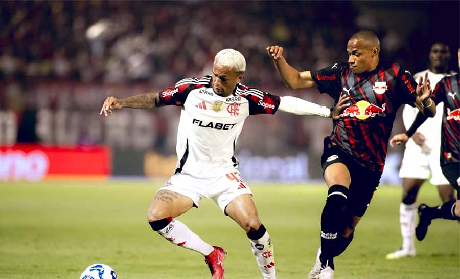 Flamengo supera gol relâmpago, vence e se aproxima do Cruzeiro