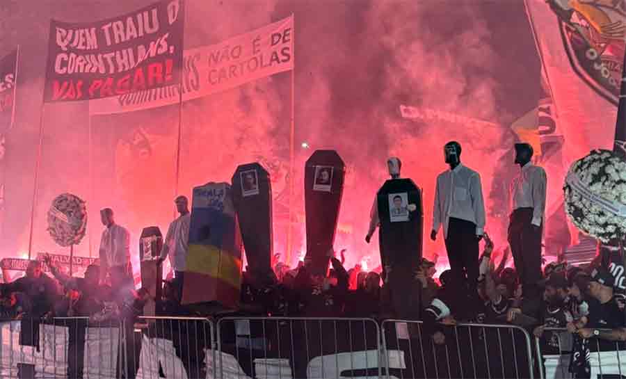 Torcida protesta com caixões de ex-presidentes do Corinthians