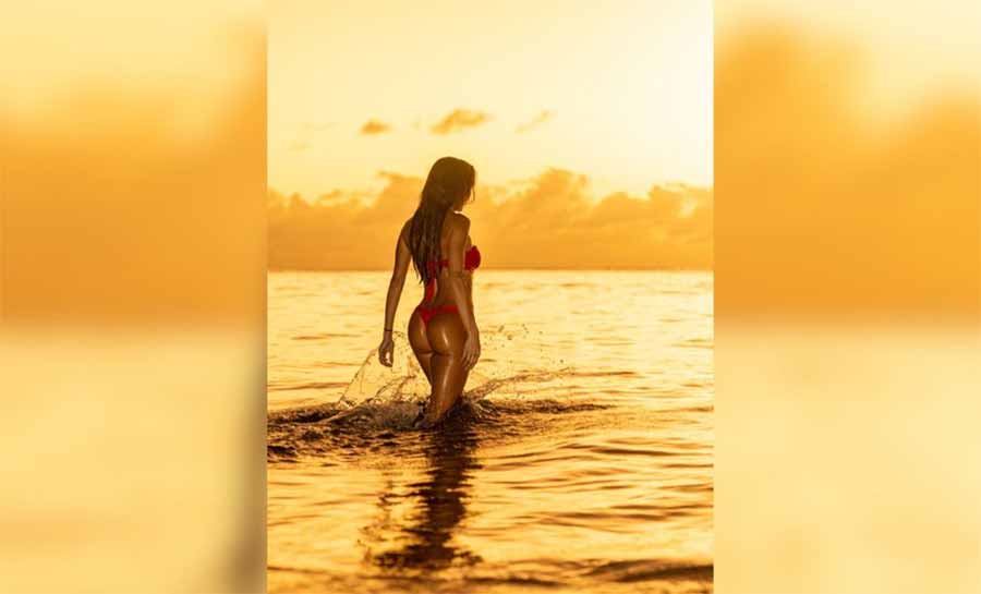 Deborah Secco posa de biquíni em novo ensaio em Noronha