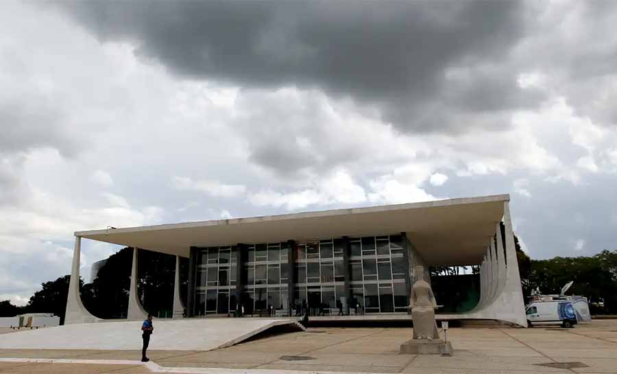 Moraes proíbe uso de farda por réus em depoimento sobre golpe