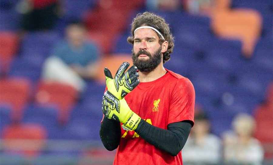 Alisson alega “questões pessoais” e deixa pré-temporada do Liverpool