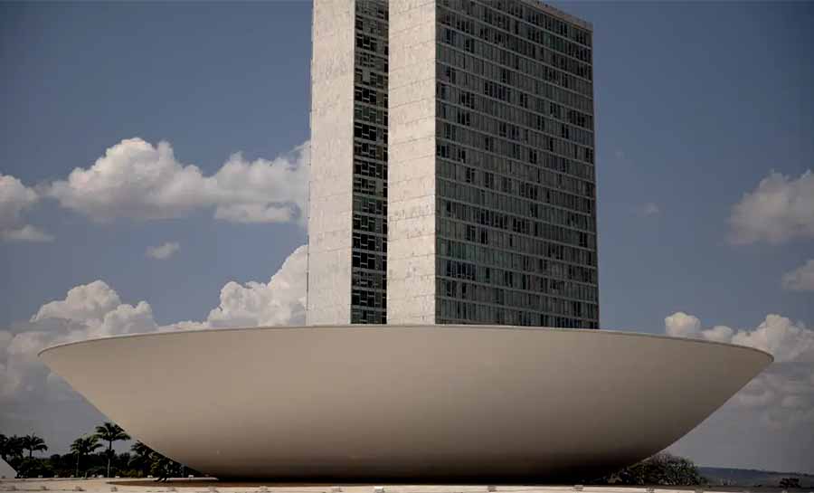 Câmara declara perda de mandato a 7 deputados e dá posse a substitutos