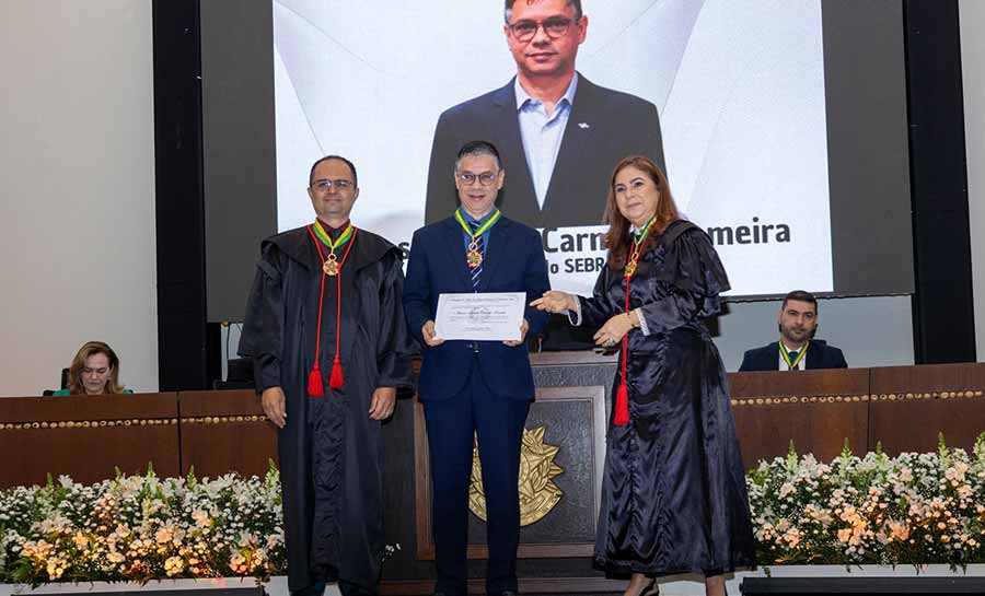 Diretor-superintendente do Sebrae, Marcos Lameira, recebe honraria em celebração aos 50 anos do TRE/AC