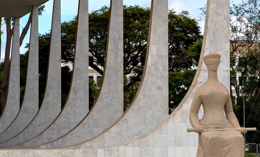 Juristas pedem ao STF responsabilização civil de Eduardo Bolsonaro