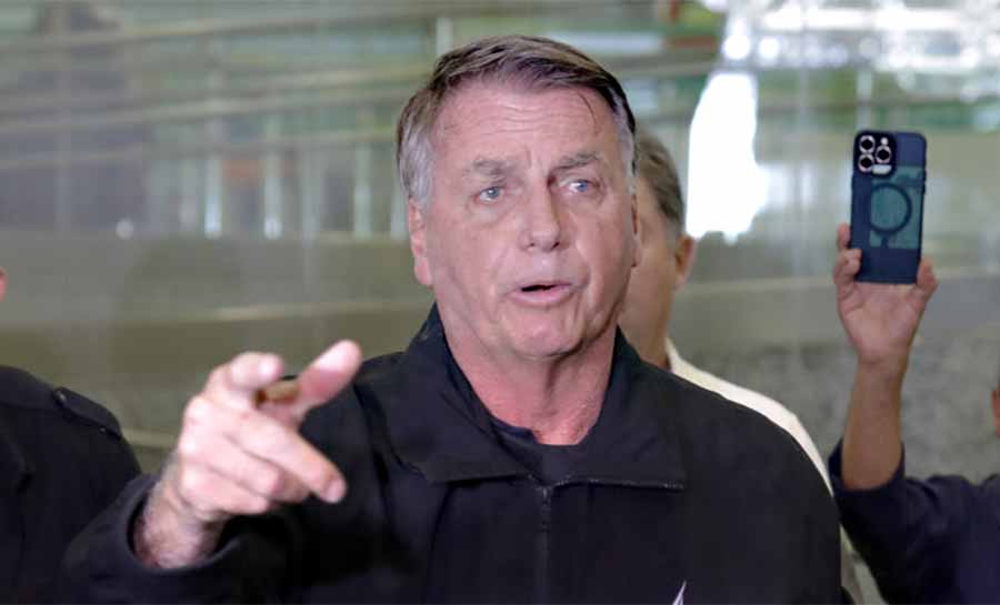 Moraes decreta prisão domiciliar de Bolsonaro após participação por vídeo em manifestação contra STF