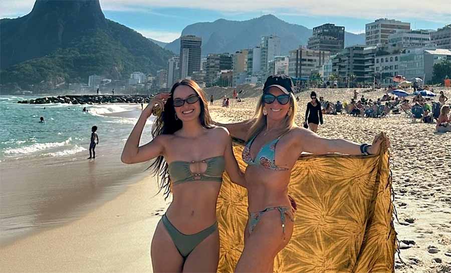 Helô Pinheiro curte dia de sol em Ipanema com a neta: “Lindas”
