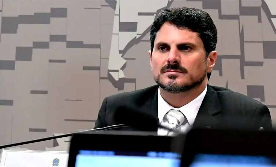 Senador Marcos do Val é levado para colocar tornozeleira eletrônica