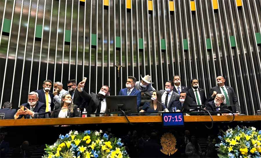 Aliados de Bolsonaro travam pauta no Congresso e impedem votações