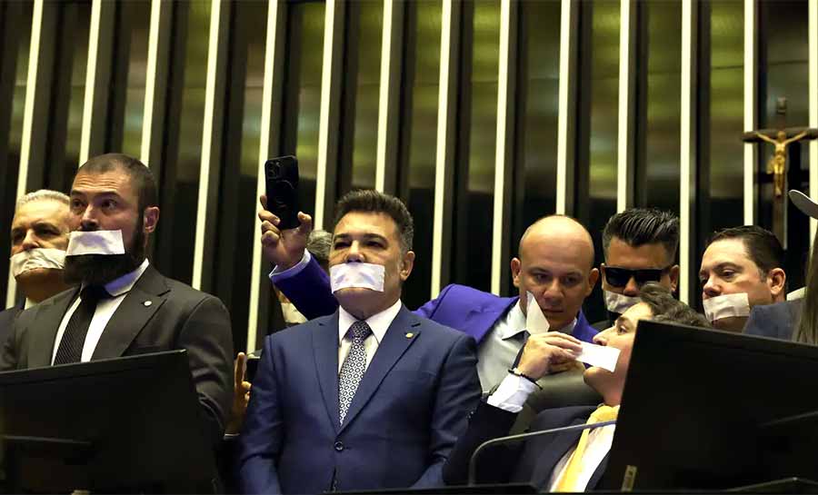 Oposição pernoita nos plenários do Congresso para impedir trabalhos