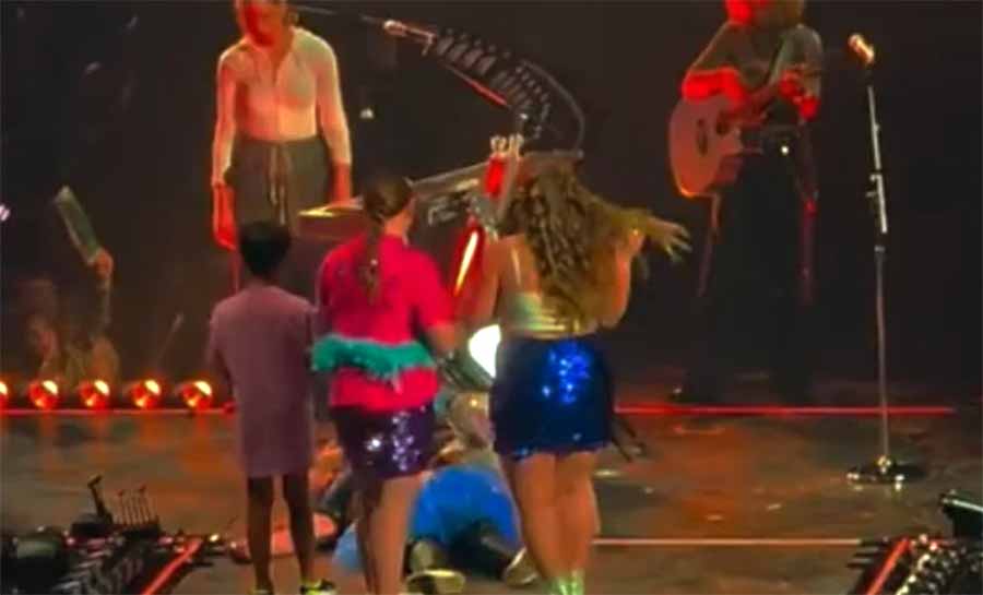 Fã desmaia no palco durante show de Katy Perry em Detroit