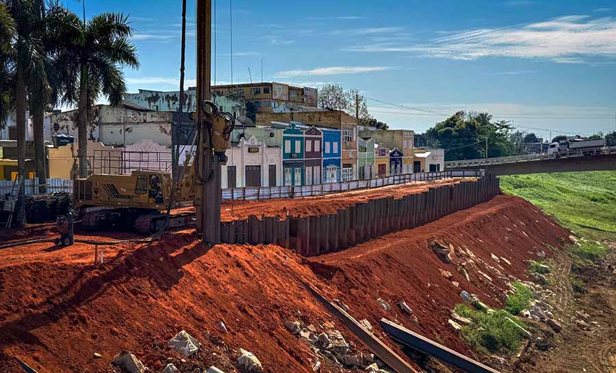 Deracre intensifica obras de recuperação da passarela Joaquim Macedo, no centro de Rio Branco