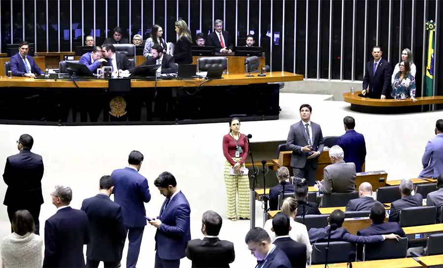 Sem acordo, Câmara não pauta foro privilegiado nem anistia a 8/1