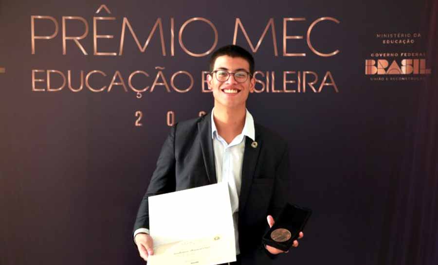 Estudante da rede estadual é premiado pelo MEC pelo desempenho no Enem 2024