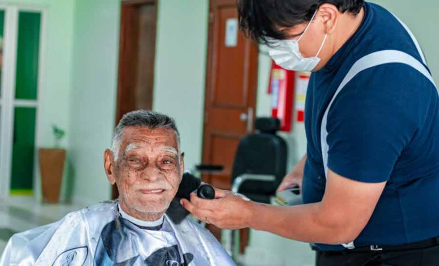 Fundhacre e parceiros levam cortes de cabelo gratuitos em ação para idosos internados