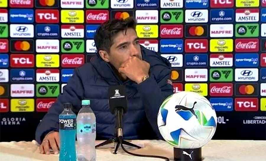 Indireta? Abel Ferreira exalta gesto da torcida do Universitario