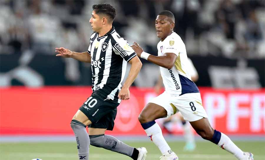 Sob os olhares de Carlo Ancelotti, Botafogo vence LDU na Liberta