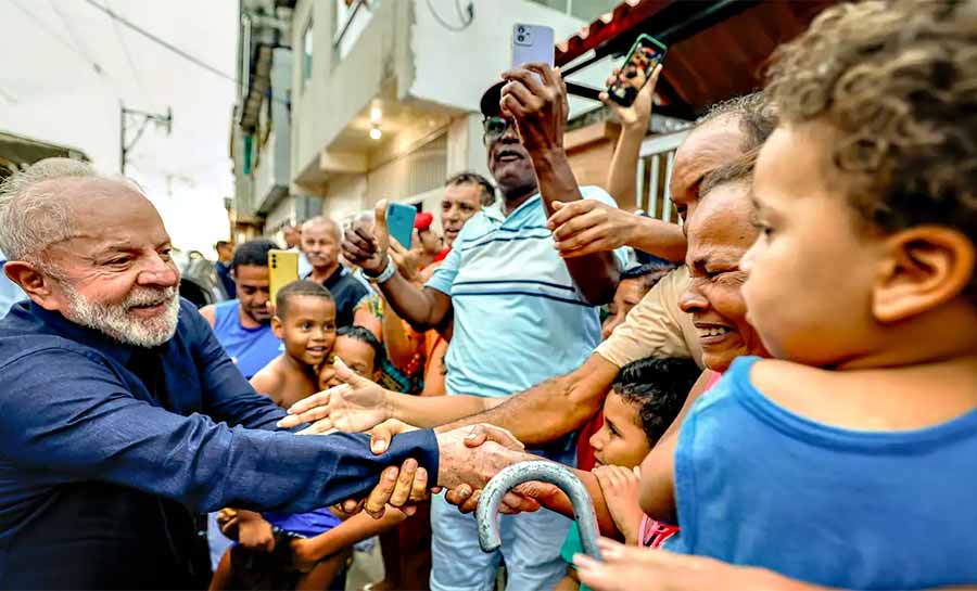 Lula entrega 599 títulos de terra em antiga área de palafitas em PE
