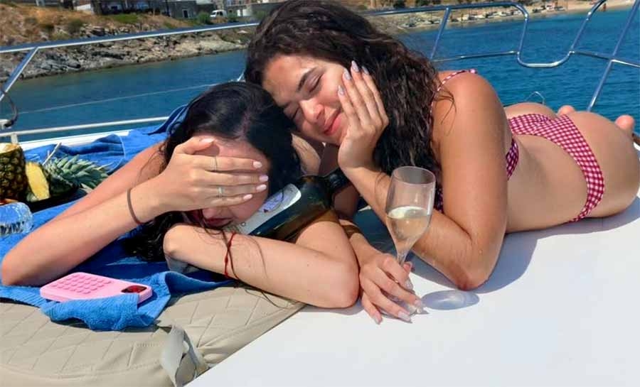 Maisa exibe férias na Grécia com passeios de barco