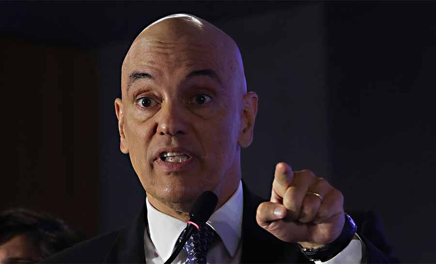 Moraes suspende decisão que destituiu defesa de réus da trama golpista