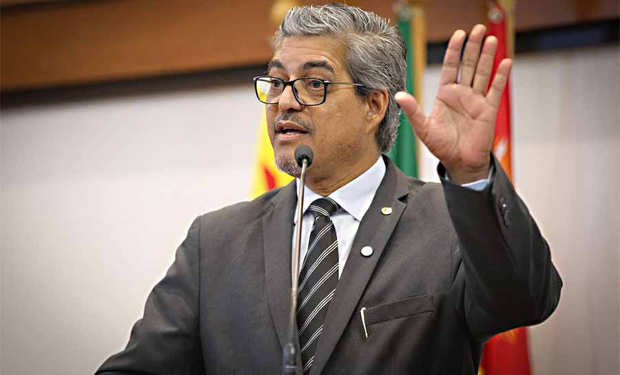 Edvaldo Magalhães cobra valorização dos servidores e critica criação de cargos no Dia do Servidor Público