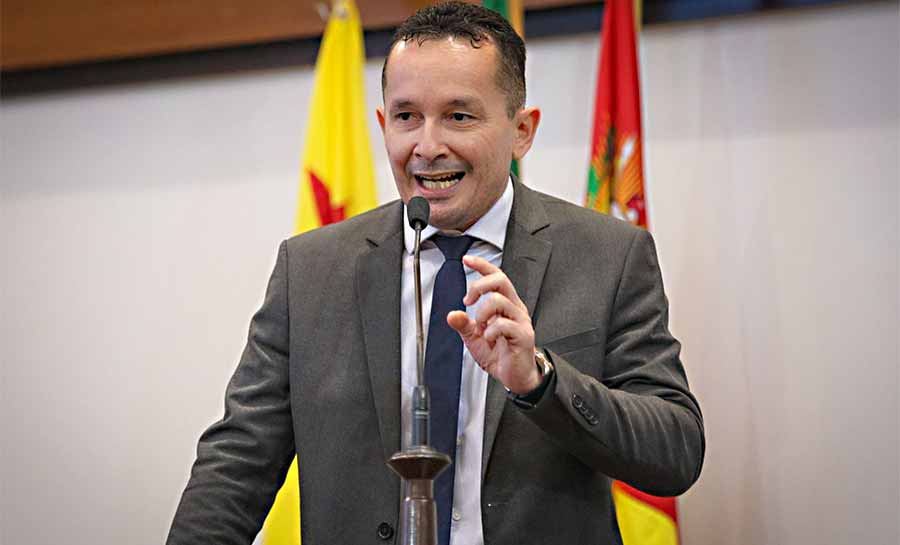 Adailton Cruz pressiona governo por conclusão do PCCR da Saúde e cobra explicações sobre óbito de recém-nascido