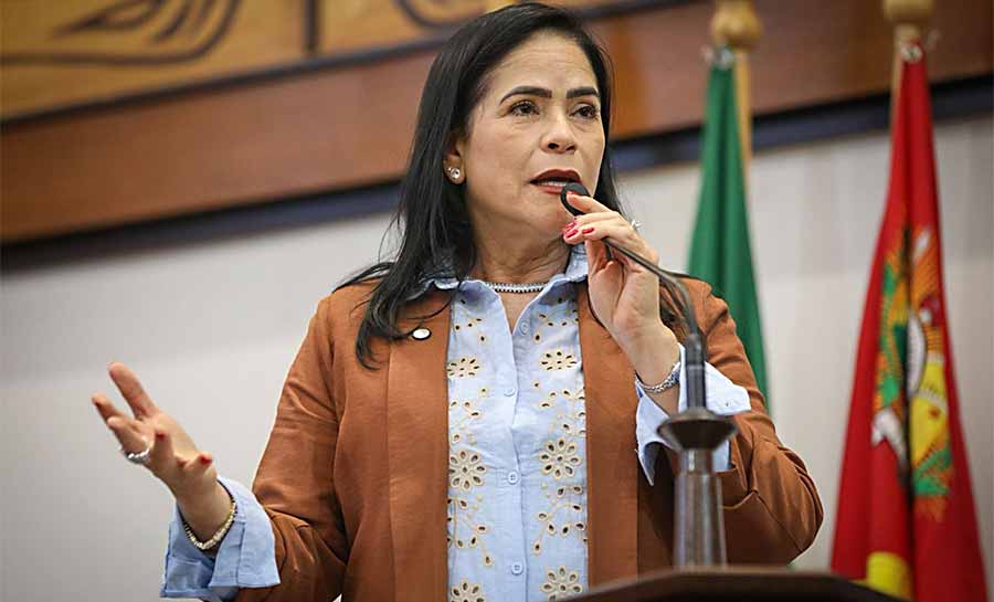 Maria Antônia parabeniza Marechal Thaumaturgo pelos 33 anos e pede técnico para sala ortopédica em Cruzeiro do Sul