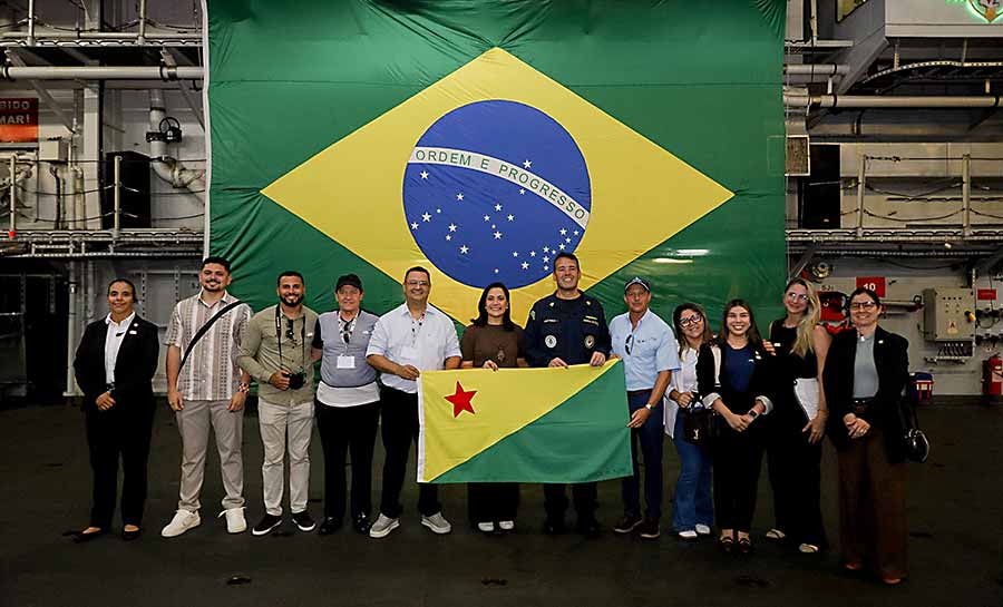 Vice-governadora Mailza conhece o maior navio de guerra da América Latina, presente em Belém para reforço da COP30