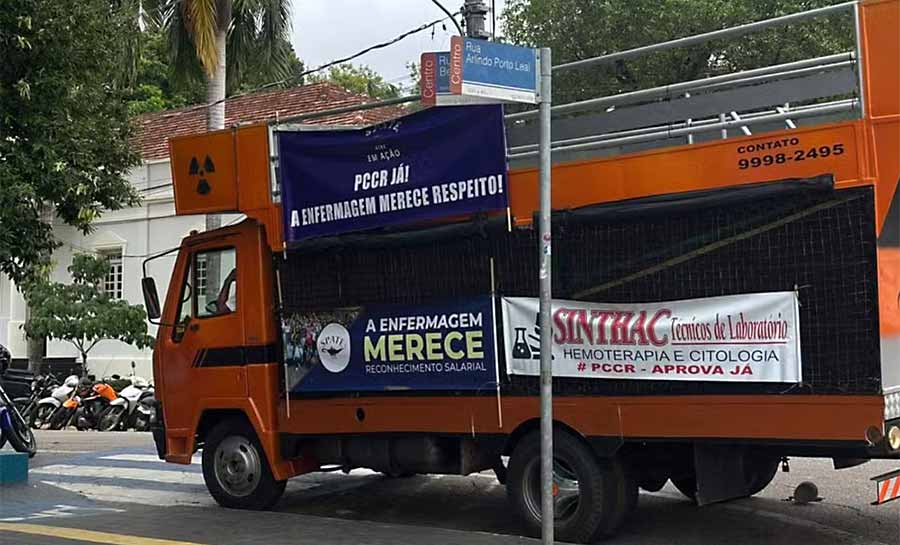 Profissionais da saúde do AC voltam a protestar e cobram envio do novo PCCR