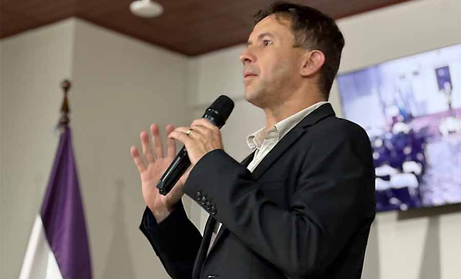 Eduardo Velloso dá aula sobre retinopatia diabética na UNITEPC, em Cobija, e lota auditório