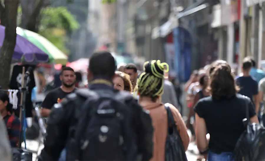 Diretores e gerentes negros ganham 34% menos que brancos, revela IBGE
