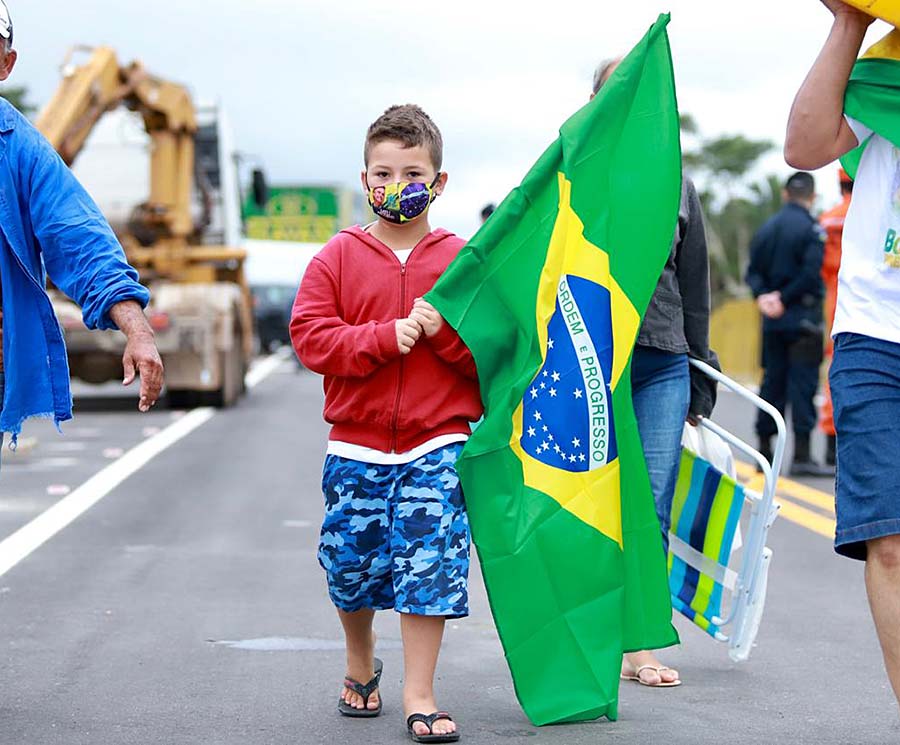 garoto com bandeira